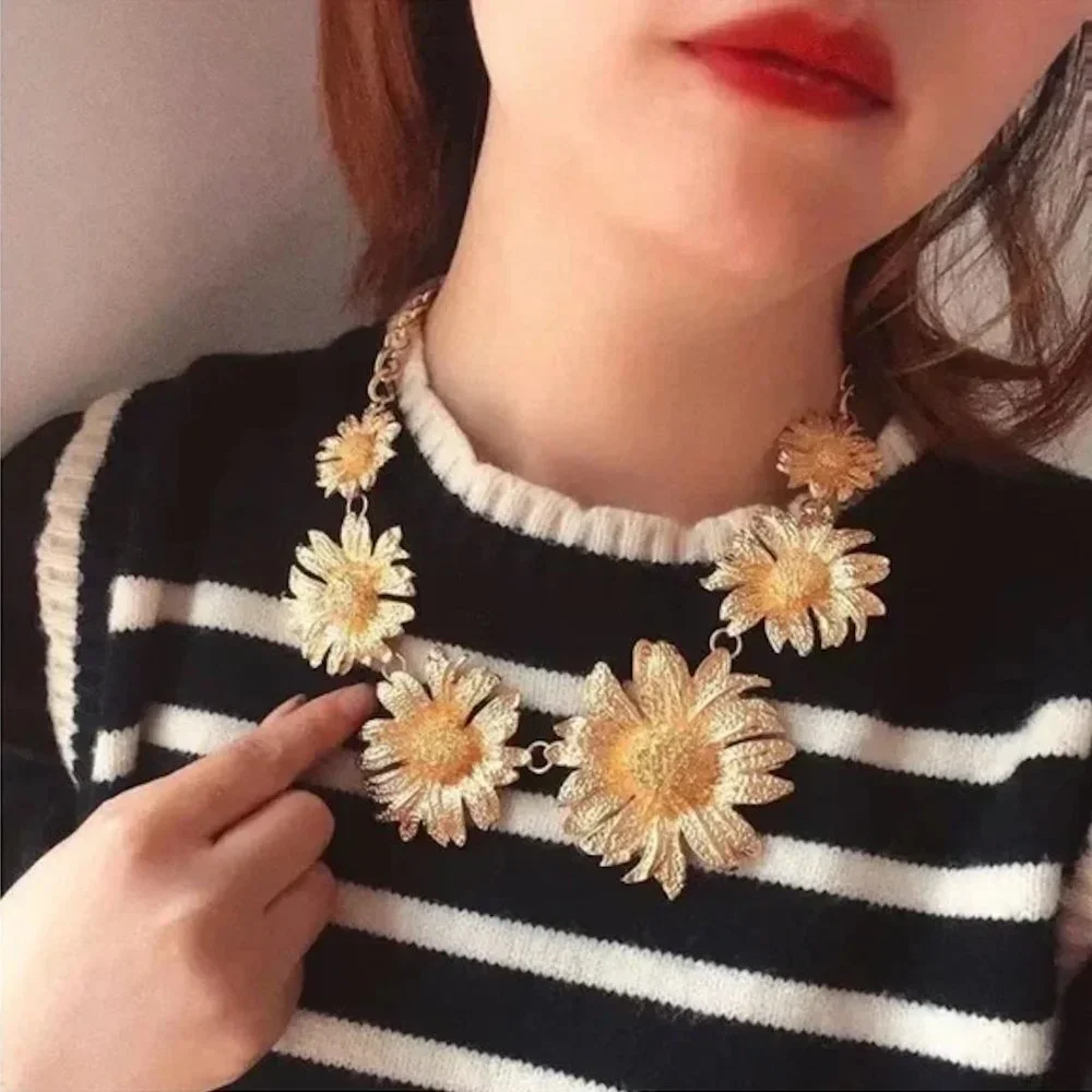 Zara Daisy Necklace NWT